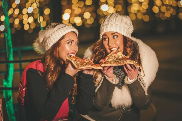 Wesołe Młode Przyjaciółki Siedzą Pizzy Bawią Się Wakacyjnej Zimowej Nocy — Zdjęcie stockowe