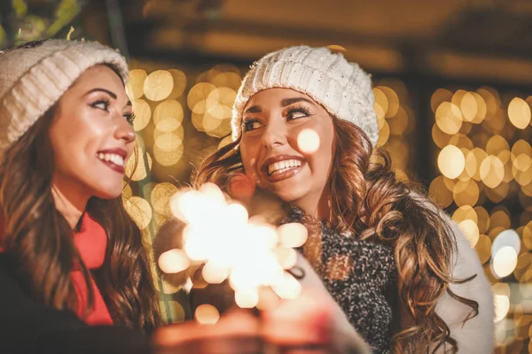 Des Jeunes Amies Joyeuses Tiennent Des Étincelles Amusent Nuit Hiver — Photo