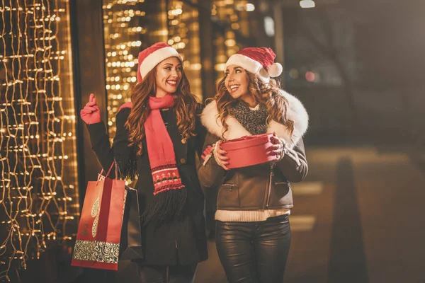 Two Sisters Enjoy Winter Night Laughing Shopping Bags Red Box — Stock Photo, Image
