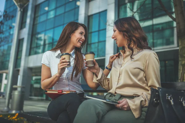 Zakelijke Vrouwen Zitten Kantoor Park Terwijl Het Gebruik Van Digitale — Stockfoto