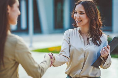 İki iş kadını iyi bir anlaşmadan sonra el sıkışıyorlar..