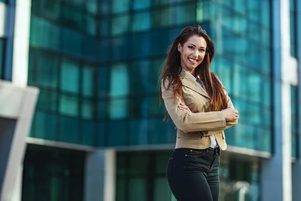 Bella Giovane Donna Sorridente Successo Piedi Con Braccia Incrociate Sulla — Foto Stock