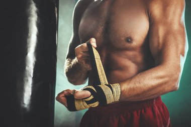 Bileklerine sargı bezi bağlayan bir boksörün yakın çekimi.