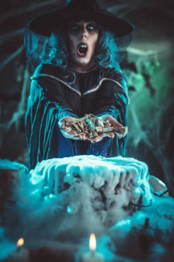 Çok ürpertici çevresi ve dumanlı yeşil renkli görüşmeler yüzüne ile kazan kaynar yukarıda bones için sihirli kelime cadı. Cadılar Bayramı kavramı.