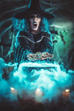 Çok ürpertici çevresi ve dumanlı yeşil renkli görüşmeler yüzüne ile kazan kaynar yukarıda bones için sihirli kelime cadı. Cadılar Bayramı kavramı.