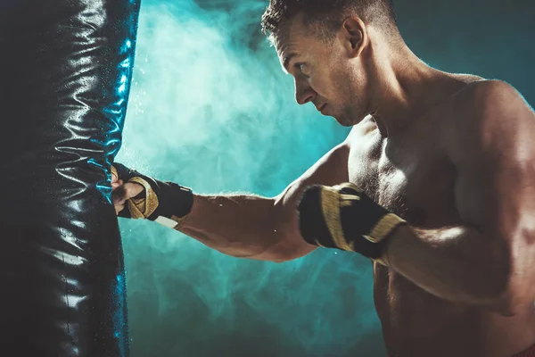 Hombre Muscular Concentrado Está Entrenando Activa Duro Golpeando Saco Boxeo —  Fotos de Stock