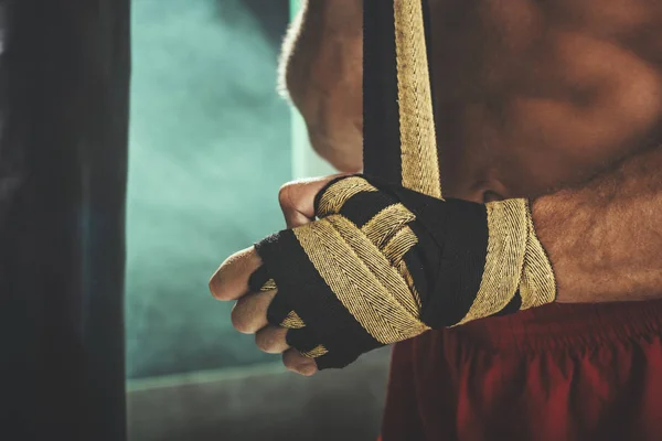 手首の周りに保護包帯を結ぶボクサーのクローズアップ — ストック写真