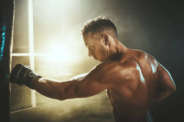 Hombre Muscular Concentrado Está Entrenando Activa Duro Golpeando Saco Boxeo —  Fotos de Stock