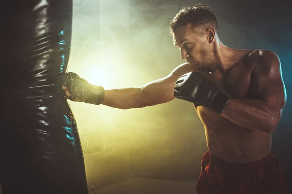 Hombre Muscular Concentrado Está Entrenando Activa Duro Golpeando Saco Boxeo — Foto de Stock