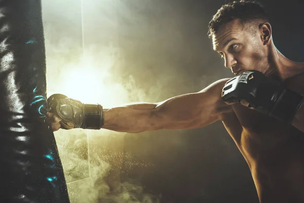 Hombre Muscular Concentrado Está Entrenando Activa Duro Golpeando Saco Boxeo —  Fotos de Stock