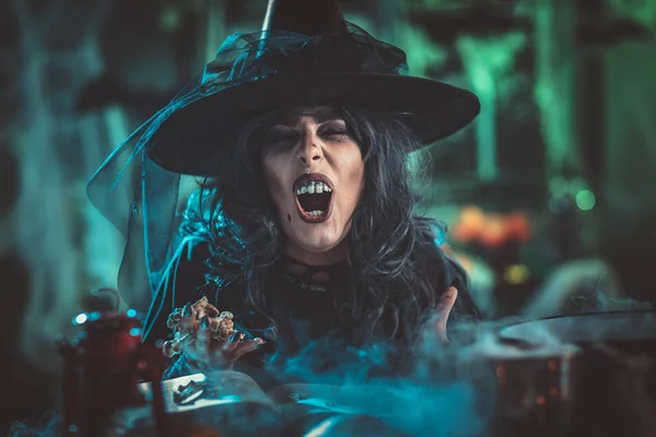 スモーキー グリーン背景協議 不気味な環境で顔をひどく魔女の大釜を沸騰上骨魔法の言葉 ハロウィンのコンセプト — ストック写真
