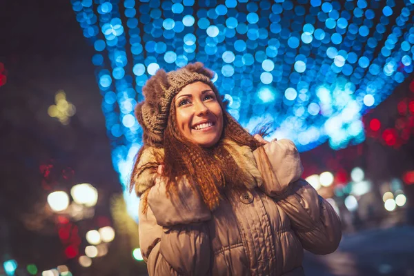 Χαρούμενη Νεαρή Γυναίκα Διασκεδάζει Στο Δρόμο Της Πόλης Χριστούγεννα — Φωτογραφία Αρχείου