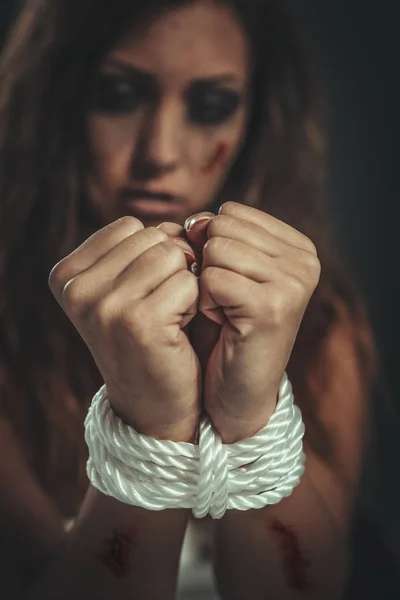 Femme Enlevée Désespérée Attachée Avec Une Corde Dans Obscurité Attendant — Photo