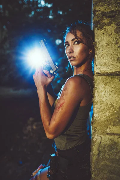 Bela Jovem Mulher Séria Forças Especiais Segurando Arma Preparando Para — Fotografia de Stock