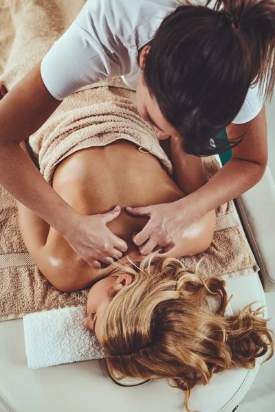 Mulher Bonita Está Deitada Mesa Massagem Recebendo Massagem Nas Costas — Fotografia de Stock