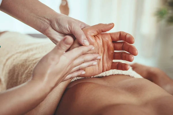 Close Hads Terapeuta Jovem Massageando Palma Jovem Salão Beleza — Fotografia de Stock