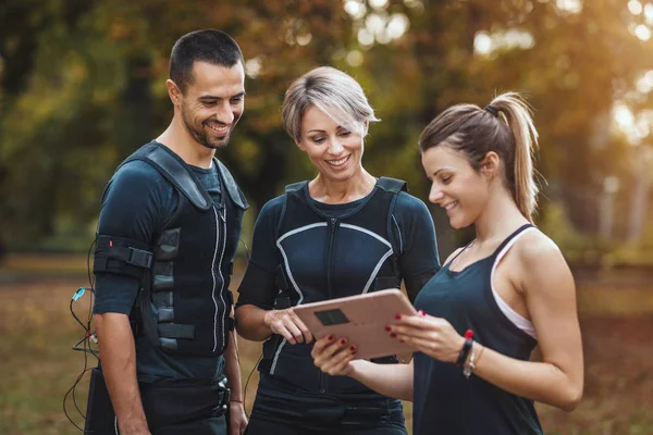 Personlig Tränare Lär Säker Leende Fitness Par Till Träning Med — Stockfoto