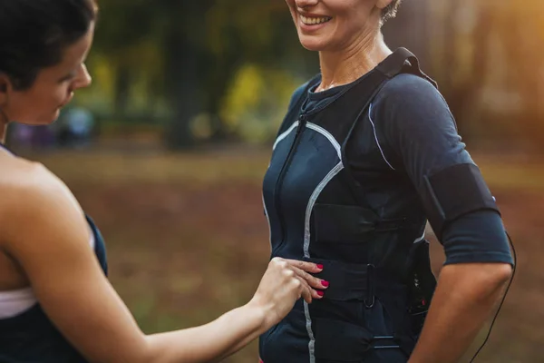 Personlig Tränare Lär Självsäker Leende Kvinna Att Träna Med Enhet — Stockfoto