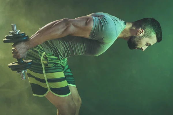 Koncentrerad Stilig Muskulös Man Tränar Aktivt Och Hårt Med Hantel — Stockfoto