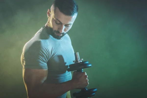 Homem Musculoso Bonito Concentrado Está Fazendo Exercícios Duros Para Bíceps — Fotografia de Stock