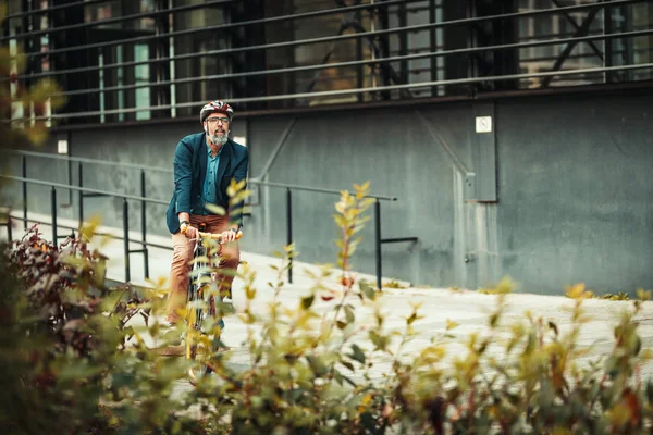 一位年轻貌美的中年商人将骑自行车去办公室 他在办公区前面骑自行车 — 图库照片
