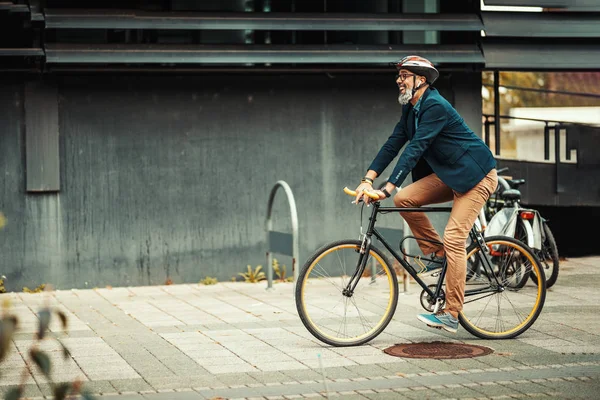 自転車で仕事をしようとしています — ストック写真