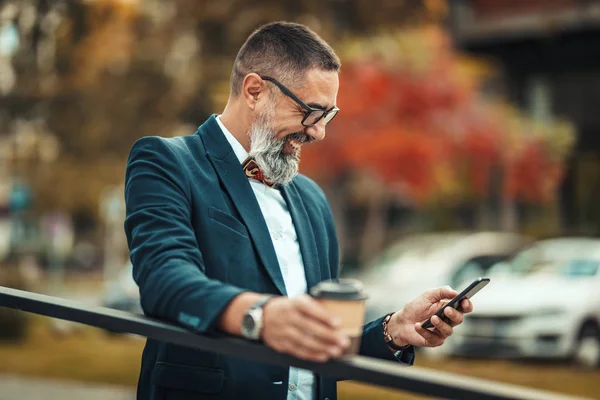 Hombre Guapo Mediana Edad Está Tomando Descanso Para Tomar Café —  Fotos de Stock