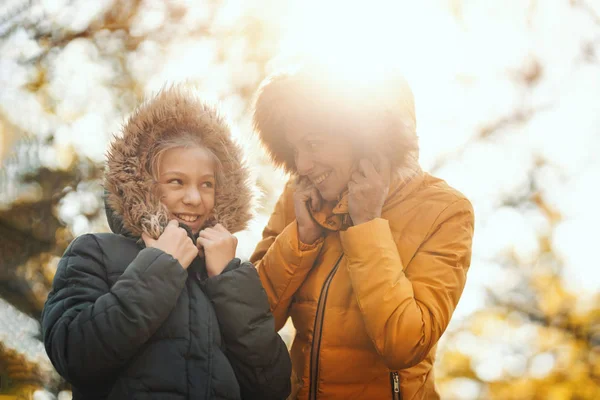 Bella Madre Sua Felice Figlia Adolescente Sorridono Divertono Nel Parco — Foto Stock