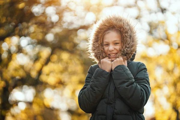 Schöne Teenager Mädchen Hält Jacke Kapuze Über Das Gesicht Herbst — Stockfoto