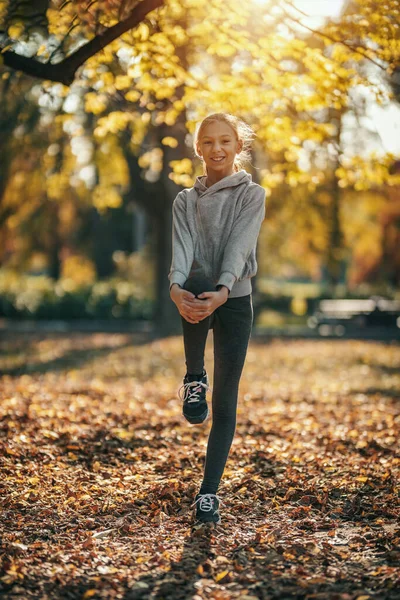 Menina Adolescente Sorridente Bonito Está Fazendo Exercício Alongamento Parque Cidade — Fotografia de Stock