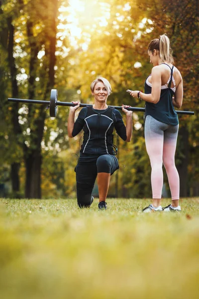 Mogen Kvinna Tränar Med Personlig Tränare Parken Klädd Svart Kostym — Stockfoto