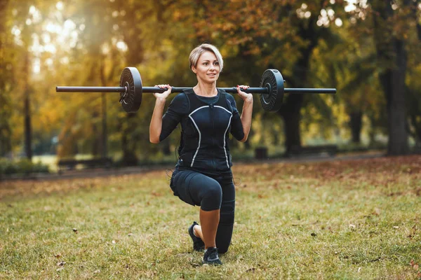 Beautiful Mature Woman Doing Lunges Exercises Barbell Park Dressed Black — Stock Photo, Image