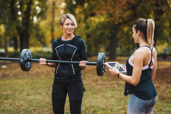 Una Mujer Madura Muscular Está Haciendo Ejercicio Con Entrenador Personal — Foto de Stock