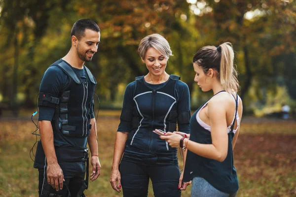 Personlig Tränare Lär Säker Leende Fitness Par Till Träning Med — Stockfoto