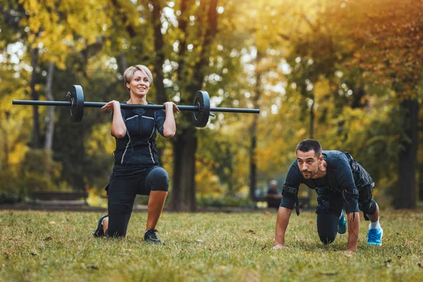 Vacker Kvinna Och Hennes Partner Tränar Parken Tillsammans Klädd Svart — Stockfoto