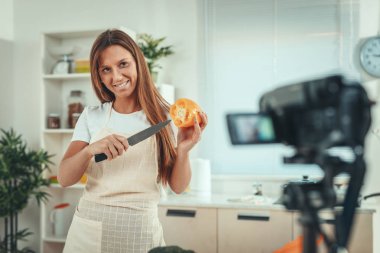 Çekici fitness kızı günlük günlüğünü tutuyor ve takipçilerine sağlıklı beslenirken nasıl formda olacaklarını söylüyor..