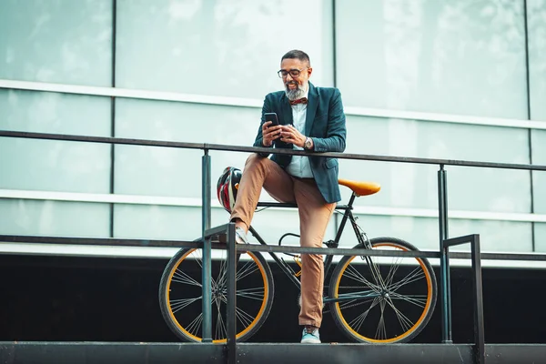 Casual Guapo Hombre Negocios Mediana Edad Oficina Bicicleta Está Sentado —  Fotos de Stock