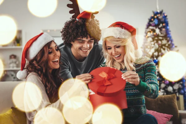 Alegre Hermosos Amigos Jóvenes Están Disfrutando Navidad Casa Regalo Apertura — Foto de Stock