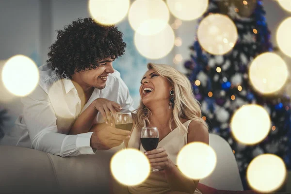 Jong Vrolijk Stel Viert Kerstmis Thuis Zijn Ontspannen Met Glazen — Stockfoto