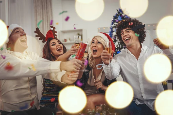 Deux Jeunes Couples Joyeux Célébrant Noël Avec Des Confettis Maison — Photo