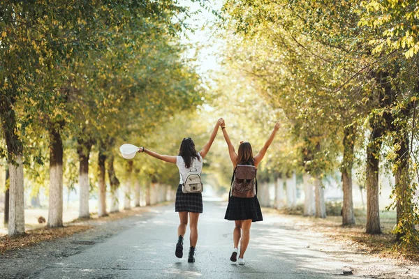 Дві Красиві Веселі Молоді Жінки Рюкзаками Спині Йдуть Осінній Сонячній — стокове фото