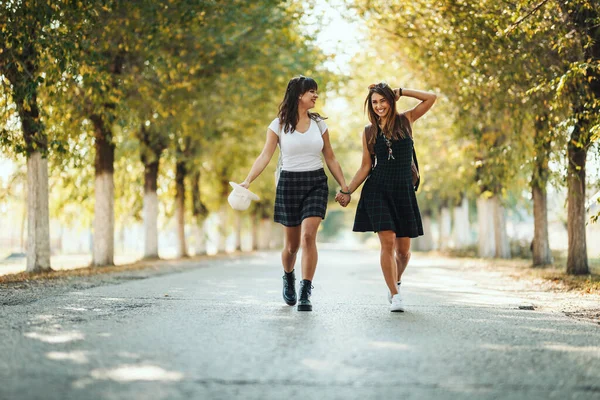 Duas Belas Mulheres Sorridentes Jovens Com Mochilas Nas Costas Estão — Fotografia de Stock