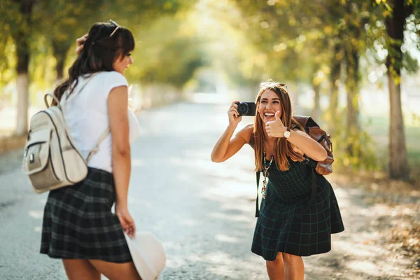 Duas Belas Mulheres Sorridentes Jovens Com Mochilas Nas Costas Estão — Fotografia de Stock