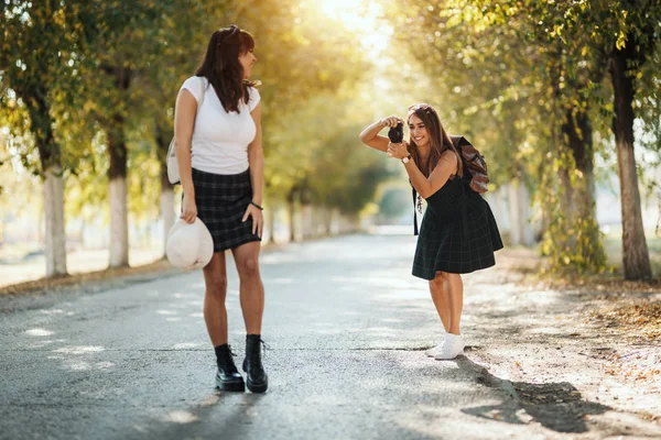 Dvě Krásné Mladé Usměvavé Ženy Batohy Zádech Dělají Fotky Během — Stock fotografie