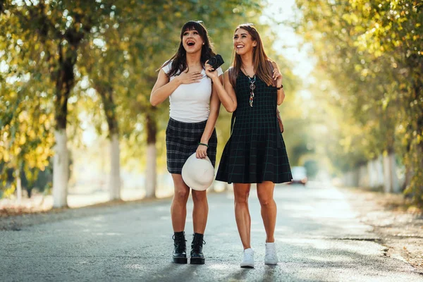 Twee Mooie Jonge Lachende Vrouwen Met Rugzakken Hun Rug Lopen — Stockfoto