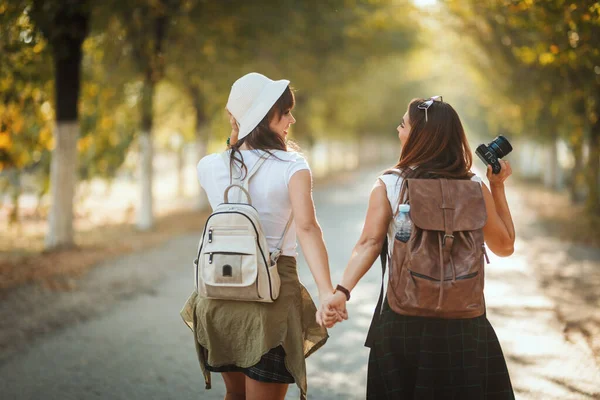 Duas Belas Mulheres Jovens Com Mochilas Nas Costas Estão Andando — Fotografia de Stock