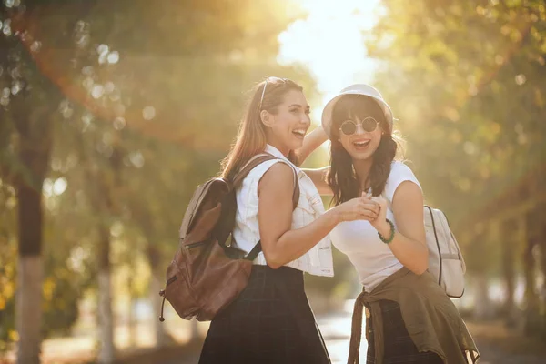 Duas Belas Jovens Mulheres Sorridentes Com Mochilas Nas Costas Estão — Fotografia de Stock