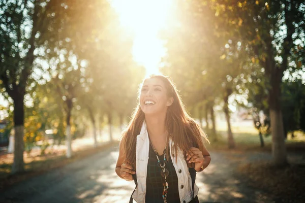 Una Hermosa Joven Sonriente Con Mochilas Espalda Camina Por Soleada —  Fotos de Stock