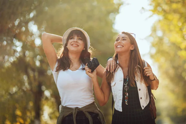 Dos Hermosas Mujeres Sonrientes Jóvenes Con Mochilas Espalda Están Caminando — Foto de Stock