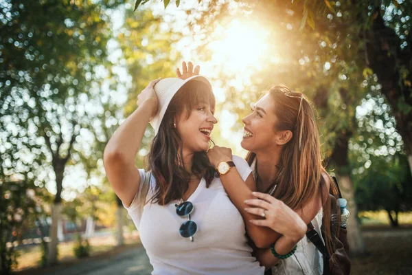 Dos Hermosas Jóvenes Sonrientes Con Mochilas Espalda Caminan Por Soleada — Foto de Stock